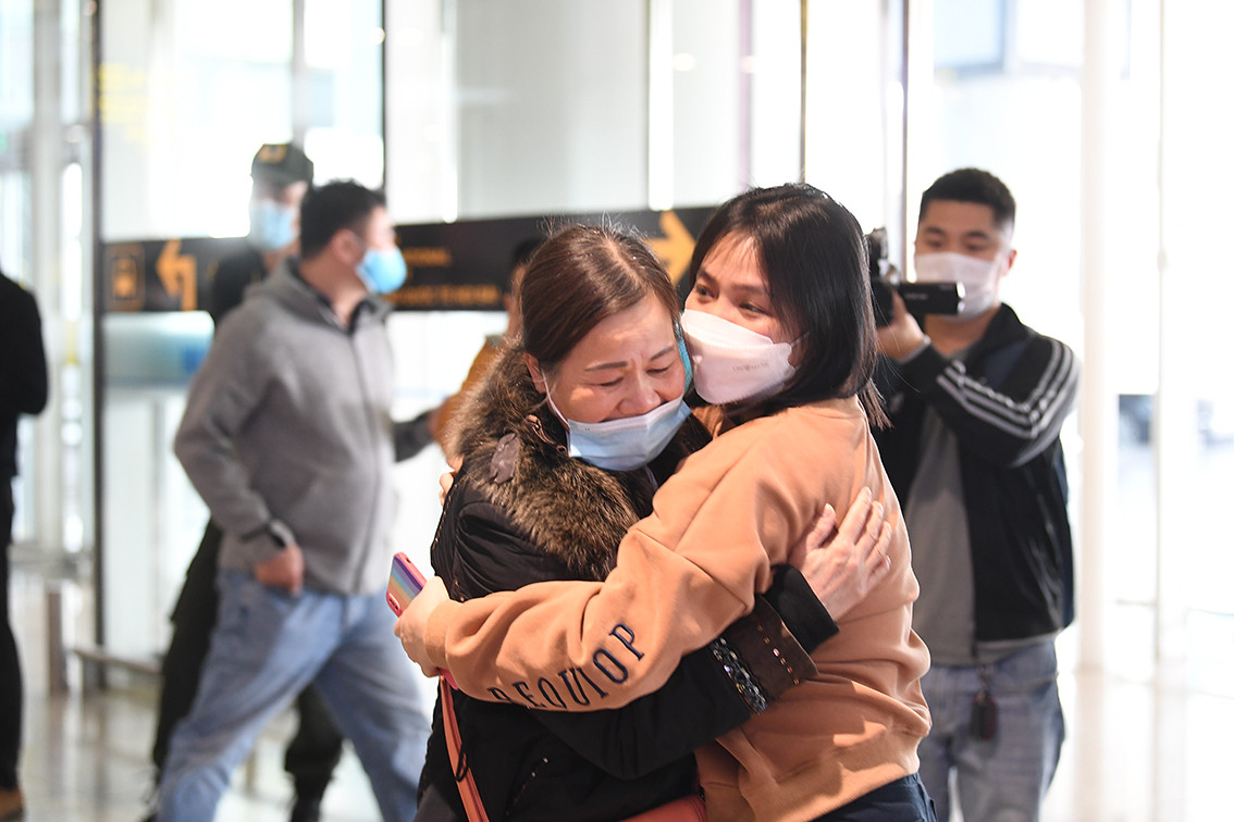 Cảm xúc vỡ oà trong vòng tay người thân sau một hành trình gian khó để rời khỏi Ukraine.