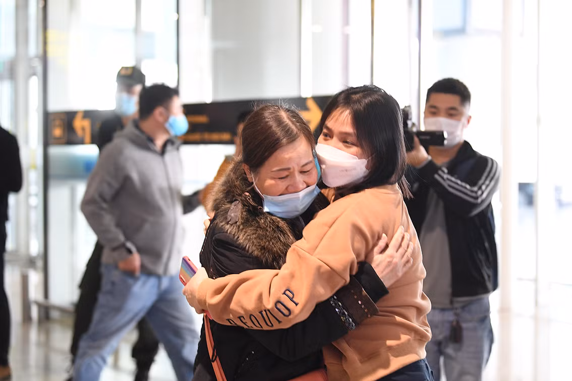 Cảm xúc vỡ oà trong vòng tay người thân sau một hành trình gian khó để rời khỏi Ukraine.