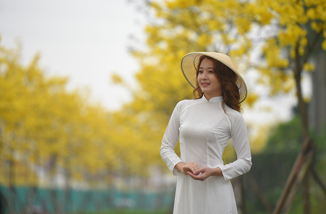 Thiếu nữ Hà Thành tranh thủ khoe dáng với đường hoa lần đầu tiên xuất hiện tại Hà Nội.