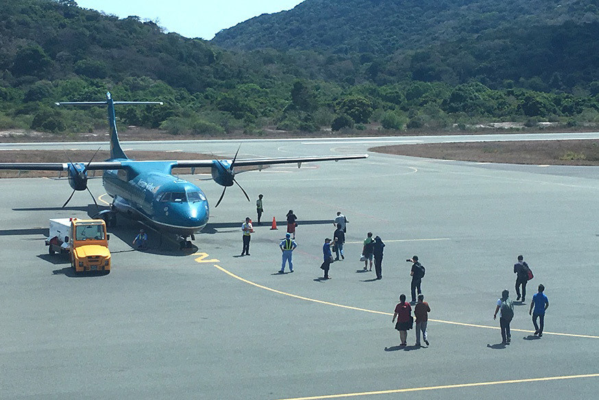 Sau khi dự án “Cải tạo, nâng cấp cảng hàng không Côn Sơn” tại Côn Đảo được hoàn thành năm 2004, cảng hàng không có một đường hạ cất cánh đạt chiều dài 1830mét, rộng 30mét; đường lăn dài 80m, rộng 15m; sân đậu máy bay khu hàng không dân dụng có diện tích 9270m2.