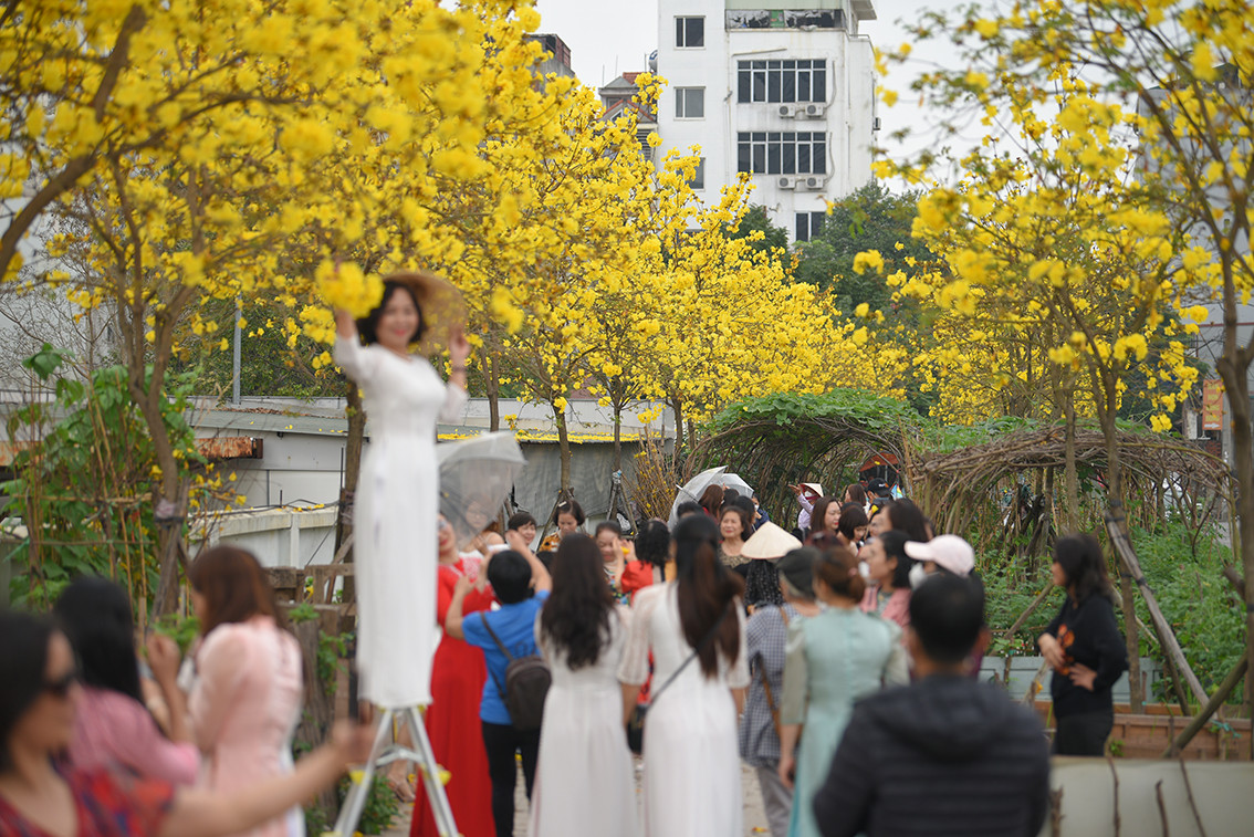 Dòng người đứng xếp hàng chờ tới lượt chụp ảnh.