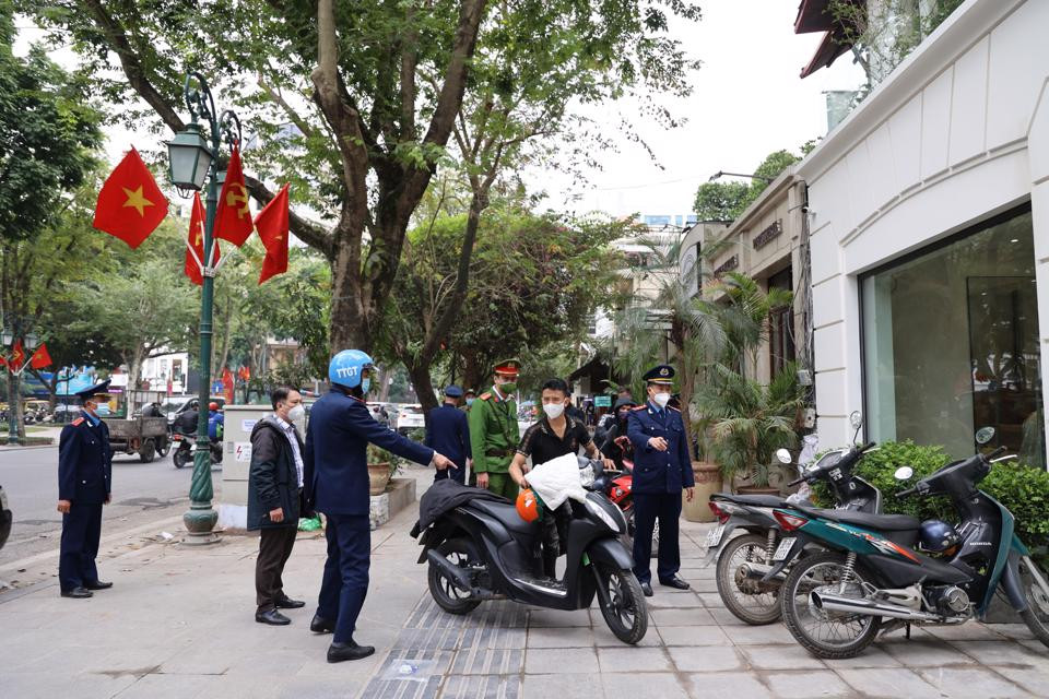 Ông Phạm Tuấn Long - Chủ tịch UBND quận Hoàn Kiếm cho biết, địa bàn có nhiều điểm thu hút khách du lịch nên những ngày qua lực lượng chức năng đã yêu cầu dọn dẹp, trang trí lại vỉa hè đường phố để sẵn sàng đón khách.