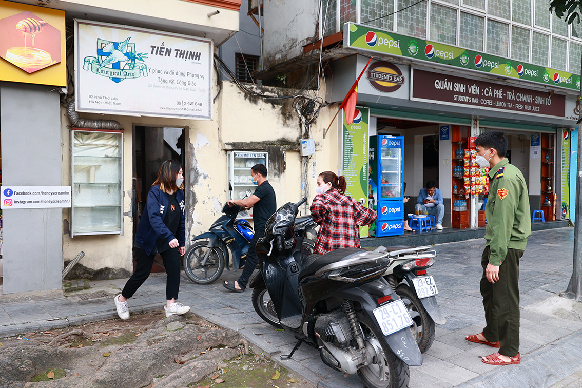 Trên các tuyến phố chính nhiều tháng qua được nới lỏng sử dụng vỉa hè thì những ngày này đã được yêu cầu dọn dẹp, trả lại vỉa hè cho người đi bộ.