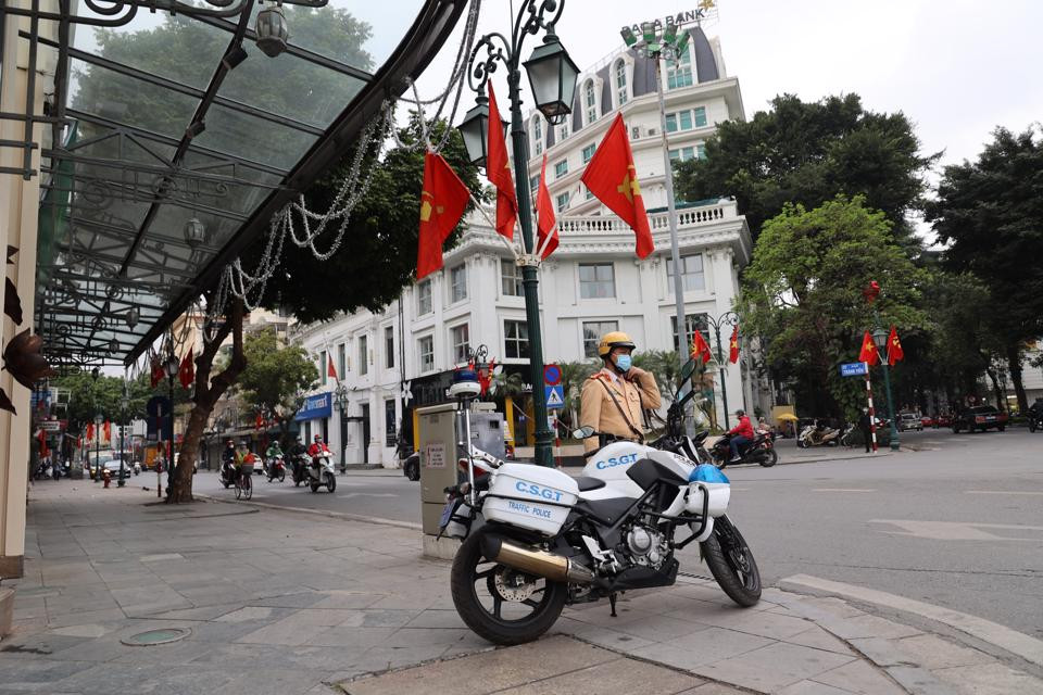 Lực lượng công an cũng đã tăng cường ra quân để đảm bảo an ninh trật tự, an toàn giao thông trên các tuyến phố chính.