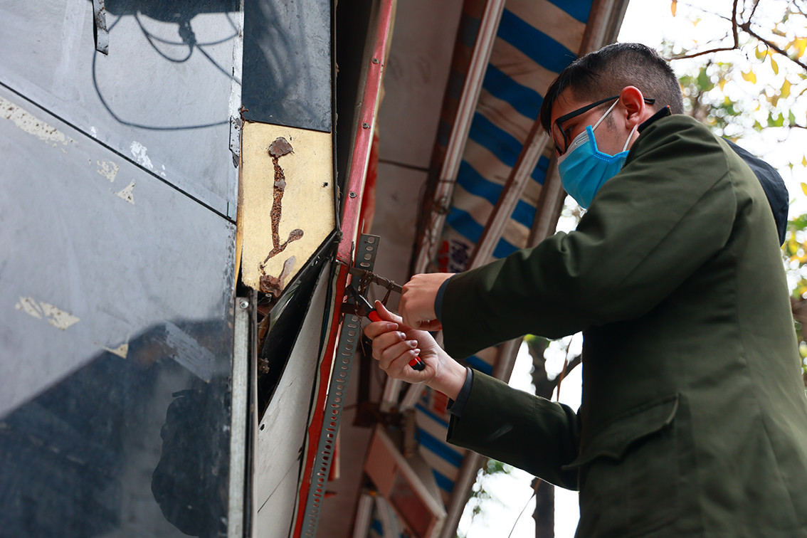 Nhiều cửa hàng đóng cửa bỏ không nhiều tháng nay đã hư hỏng. Lực lượng chức năng đã phải tiến hành tháo gỡ những tấm biển bỏ không treo lơ lửng trên đầu người đi đường.