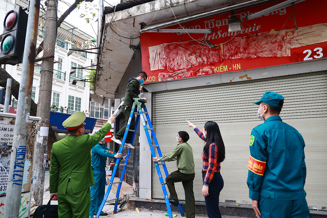 Sau thời gian dài đóng cửa, phố cổ Hà Nội đã không còn giữ được sự ầm uất vốn có mà thay vào đó là sự vắng vẻ của đường phố, hàng quán cũng chỉ còn vài hàng mở cửa.