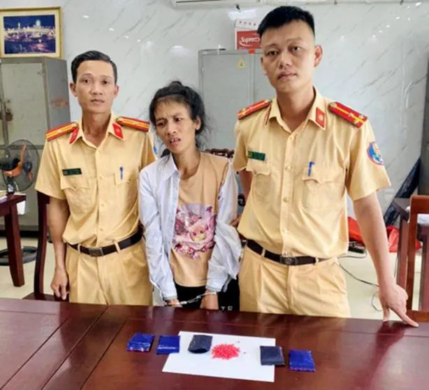 CSGT doi mat “nu quai” van chuyen 1.000 vien ma tuy