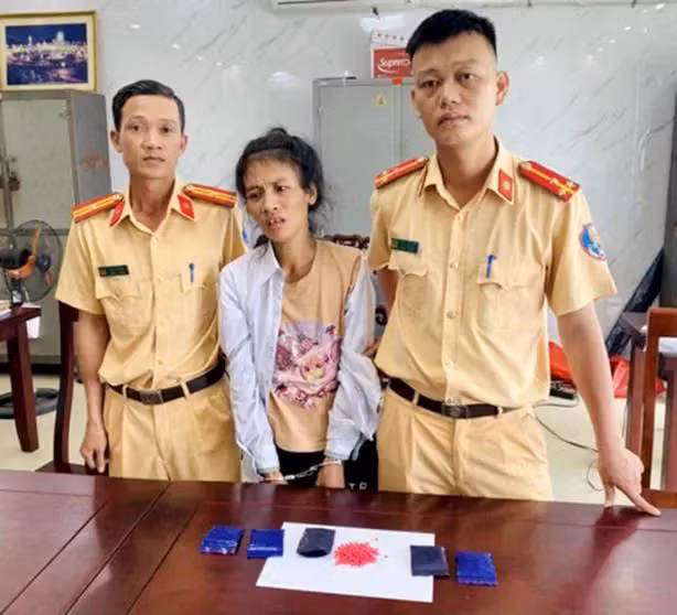 CSGT doi mat “nu quai” van chuyen 1.000 vien ma tuy