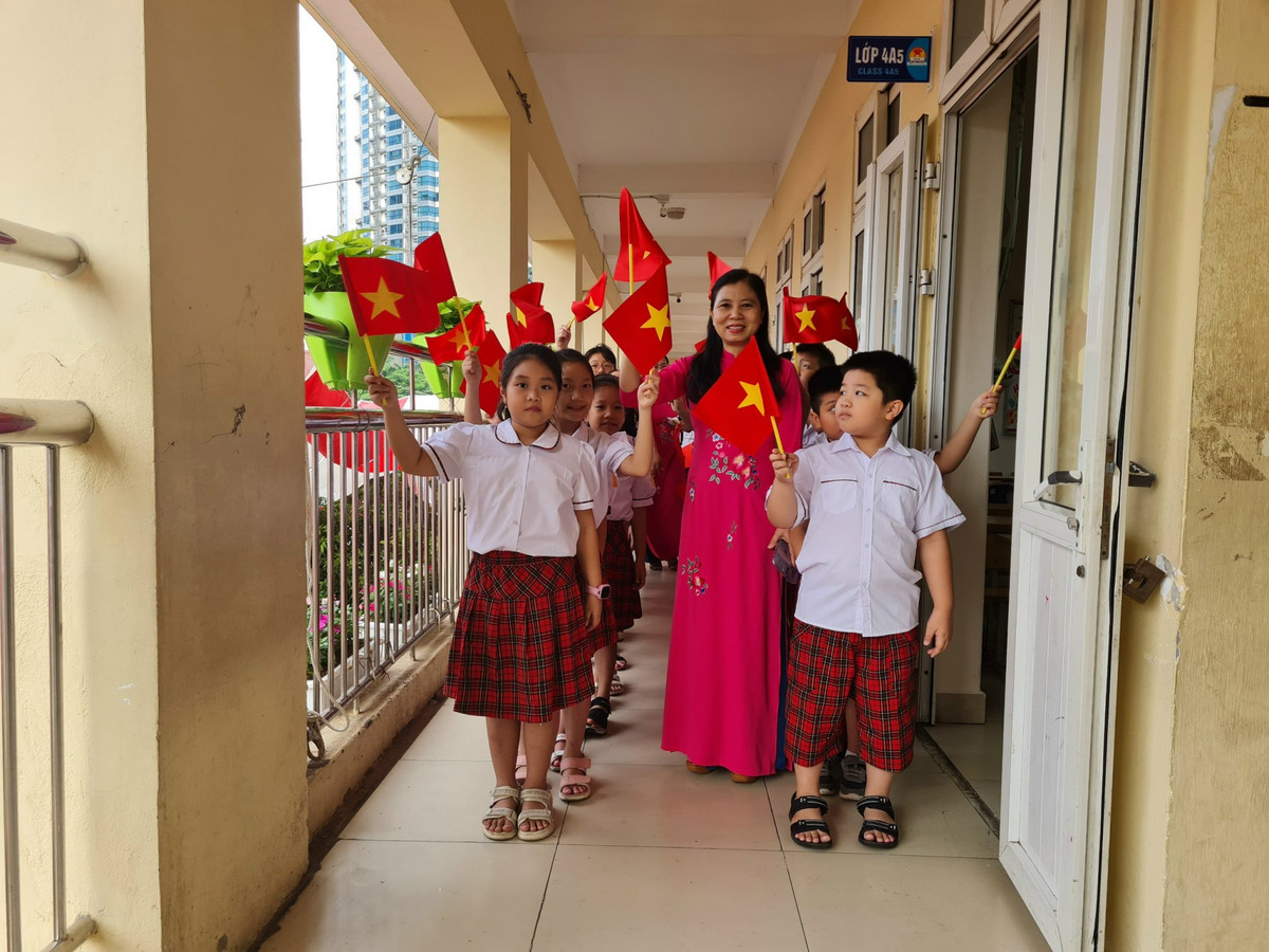 Cô trò Trường Tiểu học Nam Trung Yên (Hà Nội) chuẩn bị xuống sân trường dự Lễ Khai giảng.