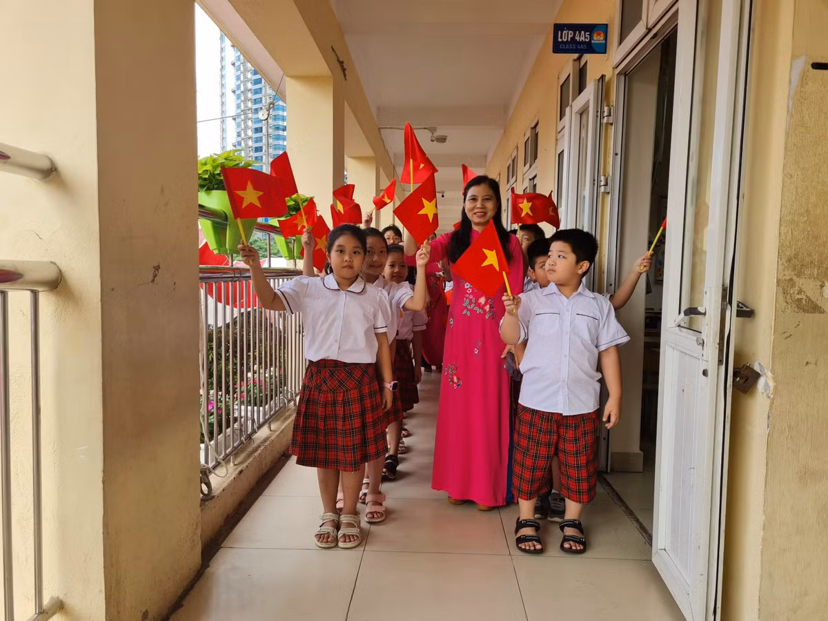 Cô trò Trường Tiểu học Nam Trung Yên (Hà Nội) chuẩn bị xuống sân trường dự Lễ Khai giảng.