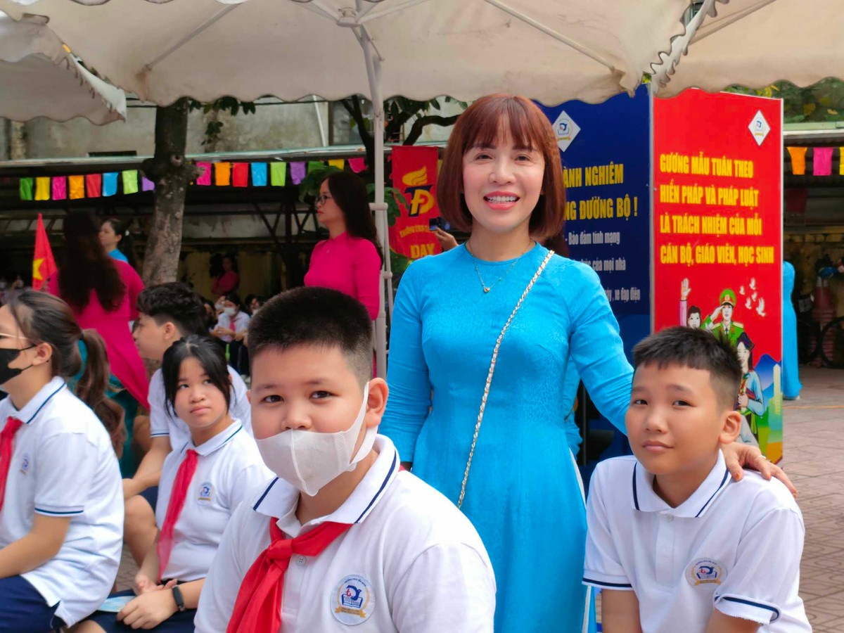 Nụ cười nở trên môi cô và trò rường Tiểu học Tân Định, Hà Nội.