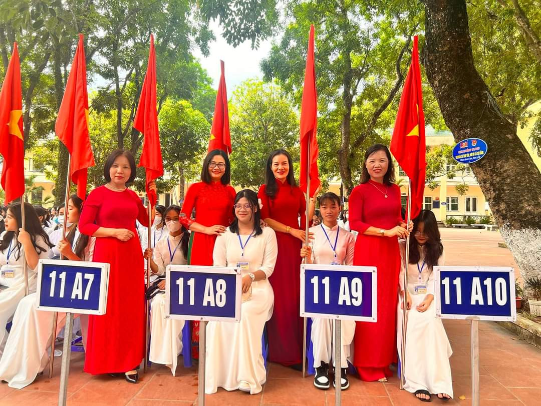 Cô trò Trường THPT Hoa Lư A (Ninh Bình) rạng rỡ trong ngày khai giảng. Chia sẻ với PV trước thềm năm học mới, Bộ trưởng Giáo dục và Đào tạo Nguyễn Kim Sơn nhìn nhận, năm học 2023-2024 là năm trọng tâm của đổi mới giáo dục, có rất nhiều nhiệm vụ và thử thách lớn.