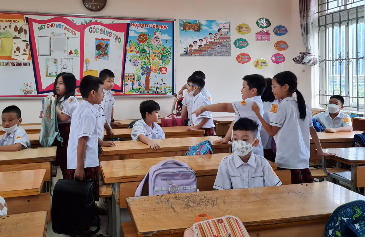 Tại Hà Nội, từ hơn 6h sáng, đường phố đã nhộn nhịp các sắc màu đồng phục, khi gần 2,3 triệu học sinh các cấp đi tham dự Lê khai giảng. Hà Nội là địa phương có số học sinh và trường, lớp nhiều nhất cả nước. Gặp lại bạn bè trong ngày đầu năm học mới, gương mặt các em lộ rõ vẻ hân hoan.