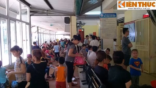 Những ngày gần đây, Hà Nội bắt đầu vào mùa nắng nóng gay gắt đỉnh điểm. Nhiệt độ có thời điểm lên tới 38-40 độ C. Theo ghi nhận của phóng viên Kiến Thức, vì trời nắng nóng nên lượng bệnh nhi nhập viện do nhiễm nhiều bệnh như đường tiêu hóa, hô hấp, tiêu chảy, viêm não, bệnh ngoài da...ngày càng đông hơn.