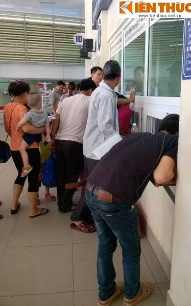 Quầy thu tiền viện phí luôn trong tình trạng đông nghẹt người.