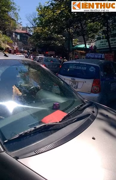 Cổng Bệnh viện Nhi Trung ương luôn trong tình trạng tắc đường.