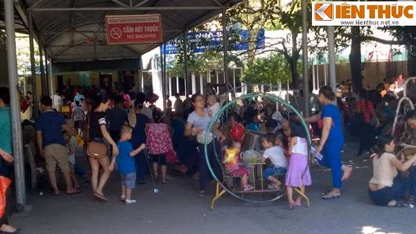 Tại phòng chờ ở khu khám bệnh tự nguyện B, bệnh nhân vẫn lũ lượt đổ về. Ai cũng mệt mỏi vì nắng nóng.