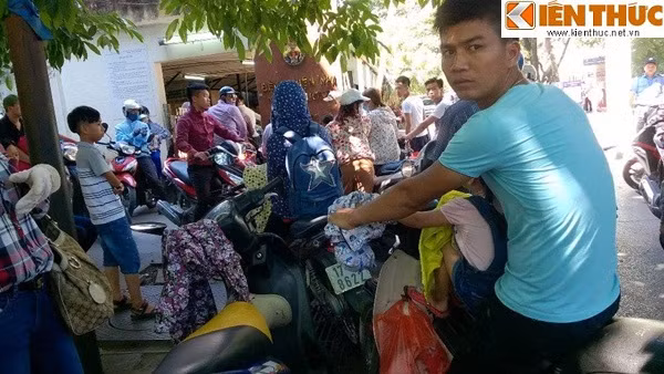 Cổng bãi gửi xe thứ 2 của Bệnh viện Nhi, người đàn ông áo xanh phải chờ tới 15 phút mới đến lượt vào gửi xe. Một bãi gửi xe còn lại của bệnh viện thì quá tải, hết chỗ.