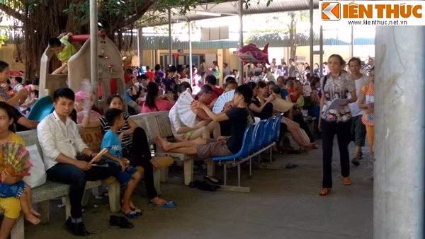 Trước tình hình này, bệnh viện luôn trong tình trạng quá tải, các bác sĩ, y tá hoạt động hết công suất, còn người nhà và bệnh nhi thì càng kiệt sức hơn vì thời tiết nắng nóng.