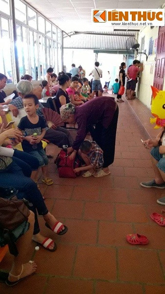 Những hàng dài bệnh nhi và người nhà bắt đầu từ cổng ra vào, bãi gửi xe, mọi khu vực phòng chờ và phòng khám chữa bệnh.