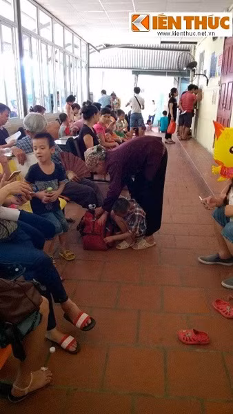 Những hàng dài bệnh nhi và người nhà bắt đầu từ cổng ra vào, bãi gửi xe, mọi khu vực phòng chờ và phòng khám chữa bệnh.