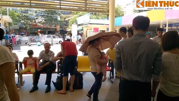 Theo khảo sát của PV Kiến Thức, vào 10h sáng ngày 1/6/2016, ở nhiều bệnh viện, đặc biệt là Bệnh viện Nhi Trung ương tình trạng quá tải, tình trạng bệnh nhi xếp hàng theo nhau vào viện vẫn diễn ra ồ ạt.