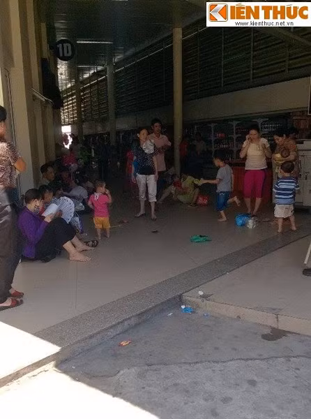 Hành làng chờ phía sau khu khám bệnh, người nhà - bệnh nhi la liệt nằm, ngồi chờ đợi kết quả khám bệnh và làm thủ tục nhập viện.