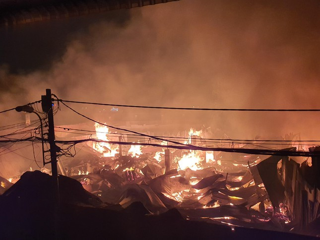 Đến gần 22h ngày 23/11, lực lượng chức năng vẫn đang nỗ lực khống chế vụ hỏa hoạn xảy ra tại nhiều nhà xưởng ở phường Thạnh Xuân, quận 12, TPHCM.