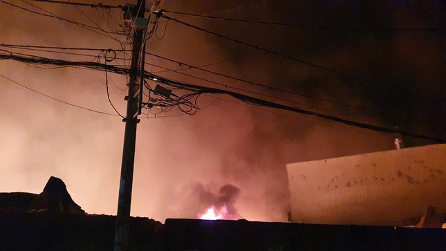 Đến gần 22h, lực lượng chức năng vẫn chưa dập tắt được vụ hỏa hoạn 