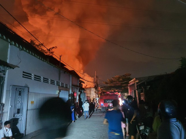 Tuy nhiên, do các nhà xưởng chứa nhiều vật liệu dễ cháy nên lửa bốc lên dữ dội.