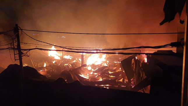 Trước đó vào khoảng 20h cùng ngày, người dân sống tại một con hẻm trên đường Tô Ngọc Vân, phường Thạnh Xuân, quận 12 phát hiện ngọn lửa bùng cháy tại xưởng của công ty sản xuất gỗ.