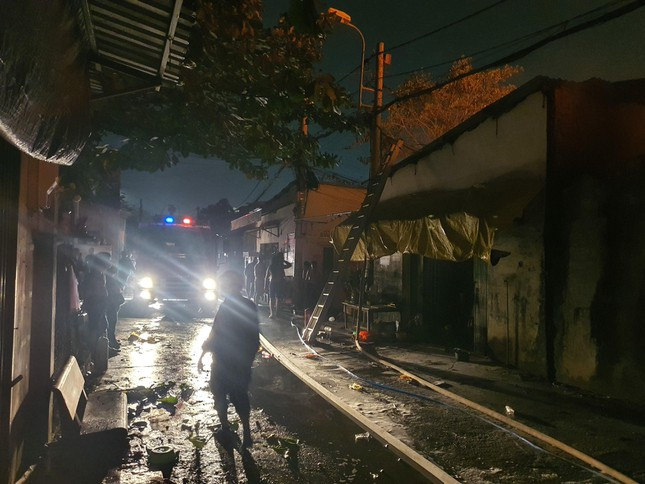 Công tác cứu hỏa gặp rất nhiều khó khăn.