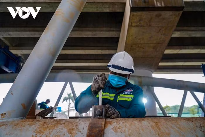 Hiện tại, dự án cầu vòm đã hoàn thành việc sản xuất 9/9 nhịp, đang tiến hành tổ hợp dầm tại công trường và thi công bản mặt cầu.