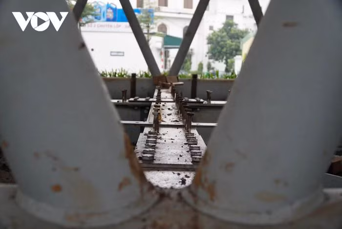 Cầu có mặt cắt 2 làn xe (mỗi chiều 1 làn) có chức năng sử dụng cho xe máy lưu thông.