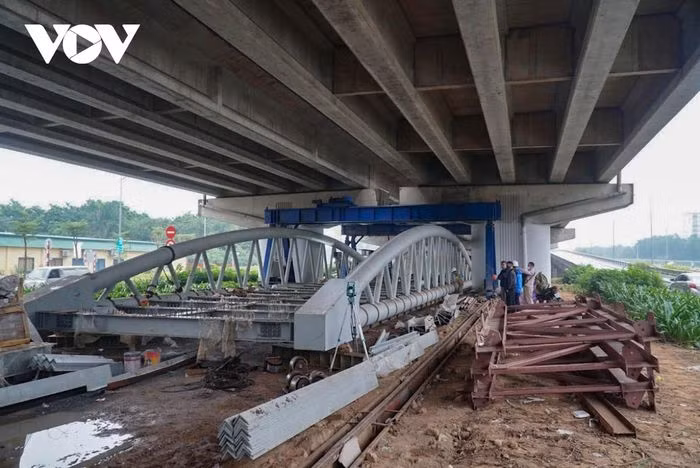 Kết cấu nhịp dầm vòm dạng ống thép, tổng chiều dài cầu 297,2m.