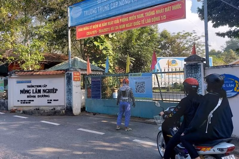 Hang tram hoc sinh bi buoc thoi hoc, ky luat hieu truong va pho hieu truong