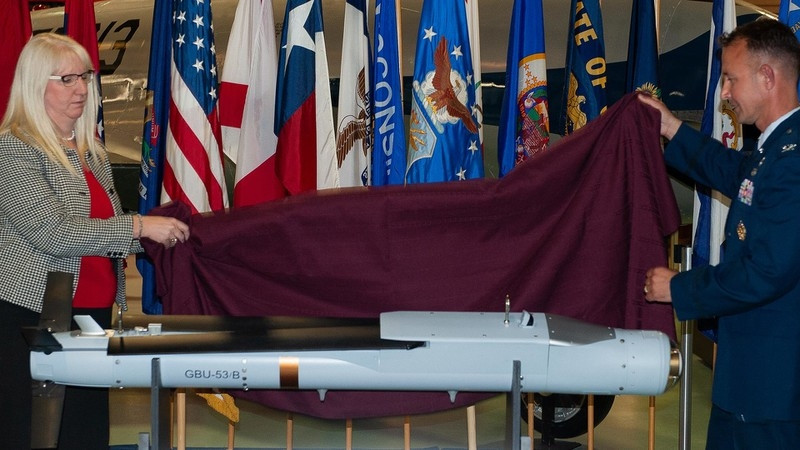 "Cuộc thử nghiệm đã cho kết quả không ngoài dự đoán khi GBU-53/B được khai hỏa từ máy bay F/A-18E/F Super Hornet đã tấn công mục tiêu giả định với độ chính xác gần như tuyệt đối. Thử nghiệm thành công là bước tiến quan trọng để chính thức tích hợp vũ khí này cho biến thể Super Hornet", một đại diện của Hải quân Mỹ cho biết.