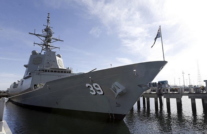 Với những trang bị trên tàu khu trục lớp Hobart có thể làm tốt các nhiệm vụ chống hạm, săn tàu ngầm cũng như đóng vai trò hỗ trợ tấn công và bảo vệ các tàu khác, chẳng hạn như tàu đổ bộ chở trực thăng lớp Canberra, trước những cuộc tấn công từ máy bay cũng như tên lửa trong phạm vi khoảng 150 km.