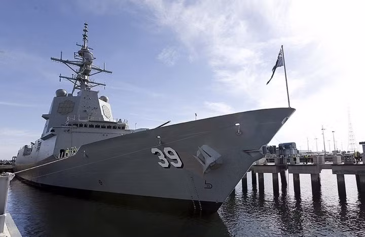 Với những trang bị trên tàu khu trục lớp Hobart có thể làm tốt các nhiệm vụ chống hạm, săn tàu ngầm cũng như đóng vai trò hỗ trợ tấn công và bảo vệ các tàu khác, chẳng hạn như tàu đổ bộ chở trực thăng lớp Canberra, trước những cuộc tấn công từ máy bay cũng như tên lửa trong phạm vi khoảng 150 km.