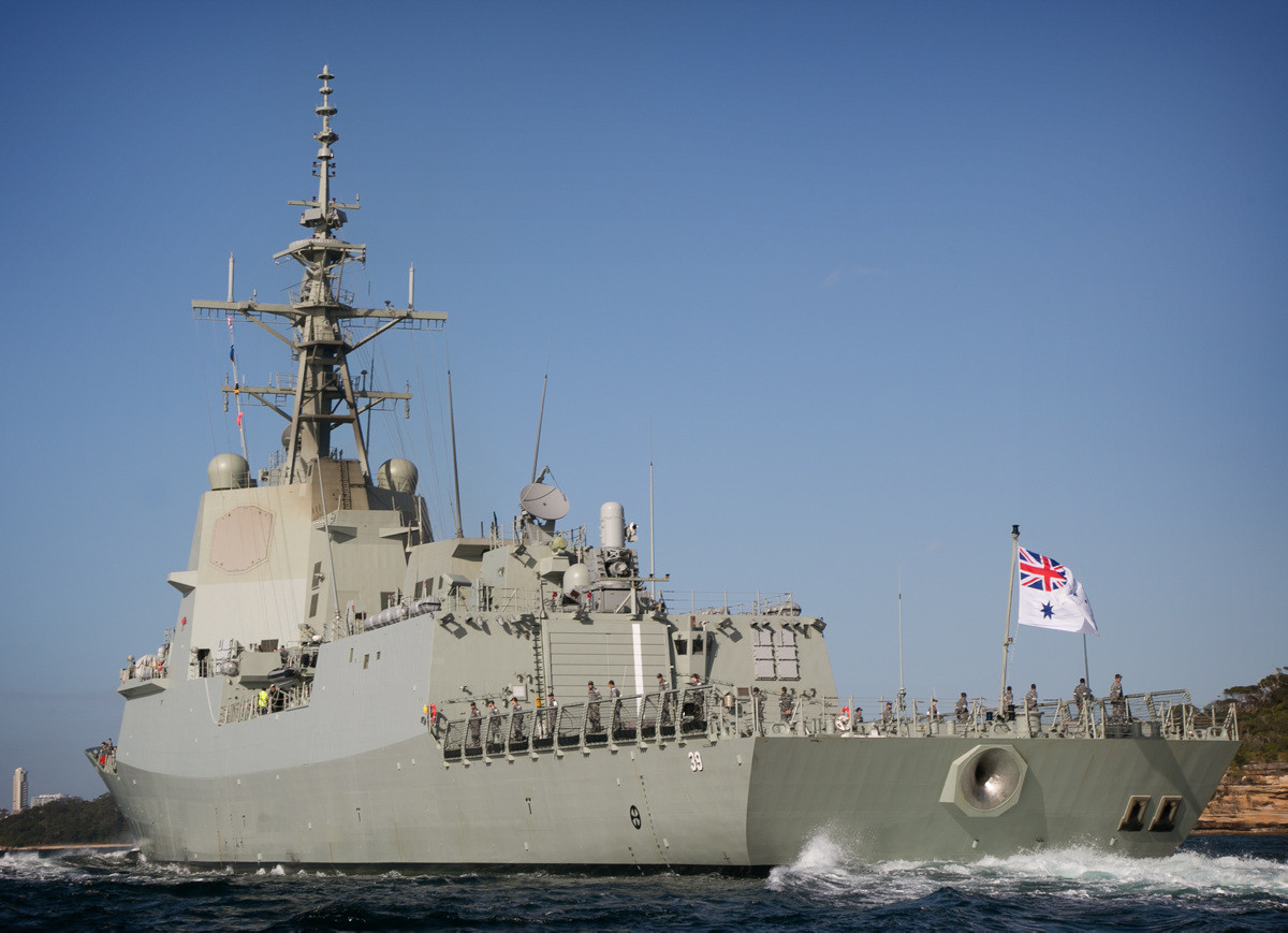 Tàu khu trục lớp Hobart có lượng choán nước khoảng 7.000 tấn; tốc độ tối đa 52km/giờ; tàu có chiều dài 147,2m; rộng 18,6m; tầm hoạt động 5.000 hải lý; biên chế 186 thủy thủ đoàn, trong trường hợp cần thiết, sức chứa tối đa của tàu có thể được nâng lên 234 người.