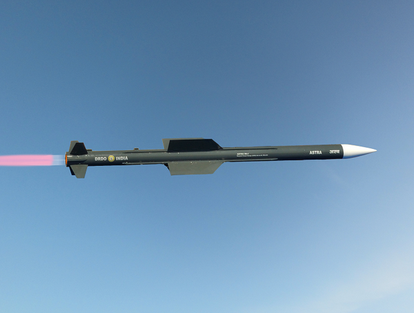 Ngoài ra, tên lửa còn được trang bị hệ thống tác chiến điện tử mạnh mẽ, đảm bảo xác suất trúng đích cao. Tầm bắn của Astra đạt khoảng 110 km khi phóng ở độ cao 15 km, 44 km ở độ cao 8 km và 21 km khi phóng ở sát mực nước biển.