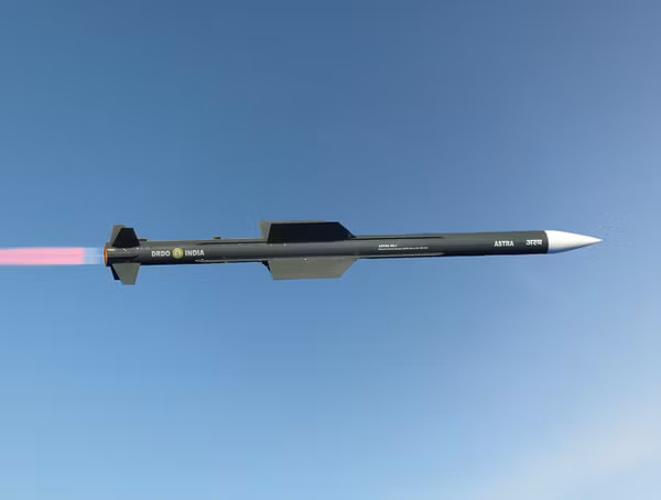 Ngoài ra, tên lửa còn được trang bị hệ thống tác chiến điện tử mạnh mẽ, đảm bảo xác suất trúng đích cao. Tầm bắn của Astra đạt khoảng 110 km khi phóng ở độ cao 15 km, 44 km ở độ cao 8 km và 21 km khi phóng ở sát mực nước biển.