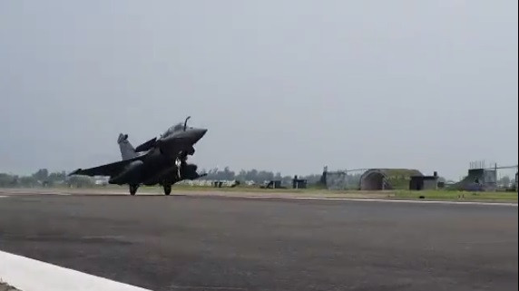 Hình ảnh về cú hạ cánh lịch sử này được Không quân Ấn Độ (IAF) thực hiện và công bố hôm 29/7 ngay sau khi Rafale hạ cánh xuống căn cứ gần tuyến biên giới này.