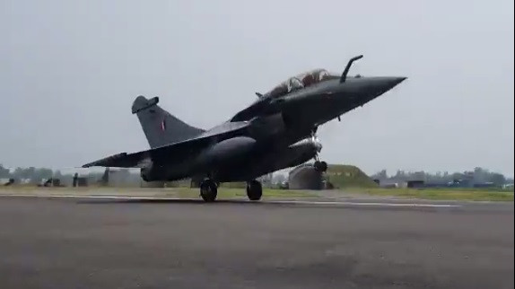 Để đến được Ambala của Ấn Độ, những tiêm kích Rafale đã khởi hành hôm 27/7 từ căn cứ Dassault ở Merignac, Pháp. Chuyến bay tới Ấn Độ được điều khiển bởi chính các phi công Không quân Ấn Độ.