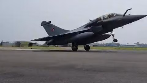 Được biết, căn cứ không quân Ambala nằm không quá xa biên giới Trung Quốc và Pakistan. Và chỉ mất ít phút bay, những tiêm kích tốc độ cao như Rafale có thể kịp thời chi viện cho các đơn vị trên tuyến biên giới một khi xảy ra xung đột.