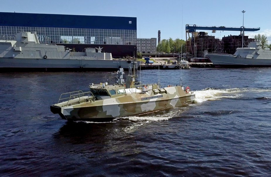 Module Uprava có thể tự điều chỉnh hỏa lực, tính toán khoảng cách an toàn để bắn đạn cảnh báo và được trang bị con quay hồi chuyển ổn định để bắn trong vùng sóng biển lớn, có khả năng tự làm sạch bụi bẩn và đất bùn văng vào kính ngắm.