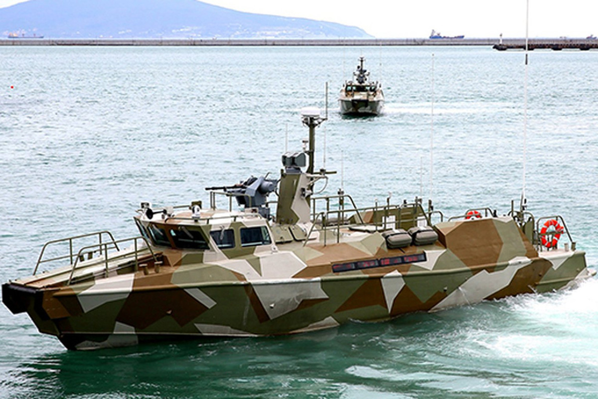 Tàu tuần tra cao tốc Raptor được giới chuyên gia quân sự đánh giá rất cao bởi khả năng chiến đấu đa dạng trong nhiều loại điều kiện thời tiết khác nhau. Theo đó, tàu được trang bị lớp kính đặc biệt dày tới 39mm cho phép chịu được lửa của đạn gây cháy xuyên giáp của súng máy cỡ 7,62mm.