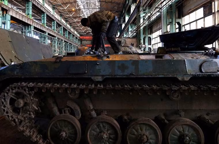 Thân xe chiến đấu bộ binh BMP đang được sửa chữa lớn. Các loại xe bọc thép BTR, xe chiến đấu bộ binh BMP được bọc giáp mỏng nên dễ bị thương tổn trước vũ khí chống tăng, pháo của quân ly khai.