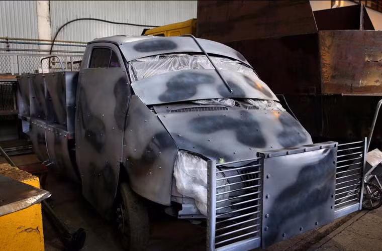 Không chỉ sửa vũ khí, xưởng này còn chuyên độ các loại xe ô tô dân sự thành xe bọc thép “thô sơ”. Video Lính Ukraine tại Crime đứng về phía lực lượng thân Nga - Nguồn: VTC14