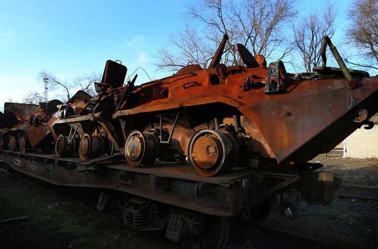 Các xe thiết giáp BTR-80 được vận chuyển từ vùng chiến sự về xưởng để sửa chữa lại.